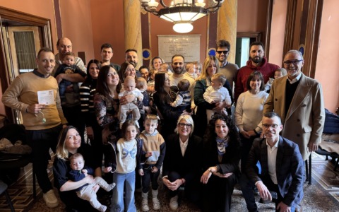 Consegna del bonus di benvenuto ai nuovi nati di Cantù