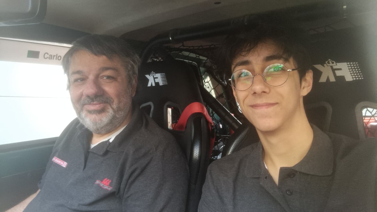 Padre e figlio affrontano il deserto tunisino a bordo di una Panda