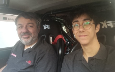 Padre e figlio affrontano il deserto tunisino a bordo di una Panda