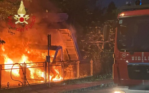 Furgone in fiamme a Mariano Comense all’alba