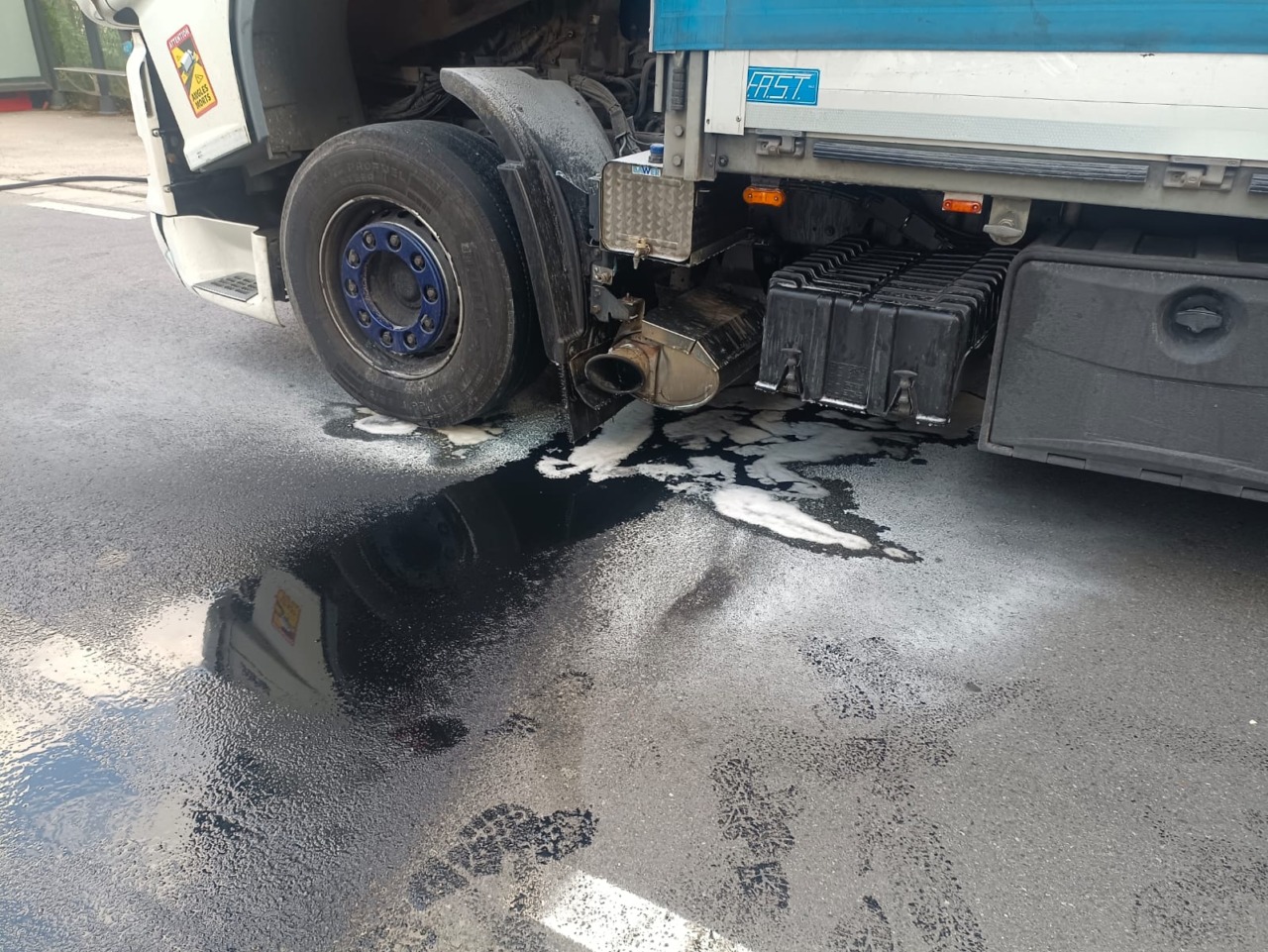 Incendio su un camion, agenti locali lo spengono rapidamente