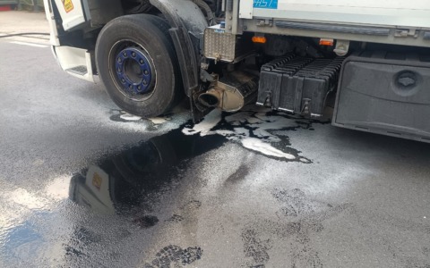 Incendio su un camion, agenti locali lo spengono rapidamente