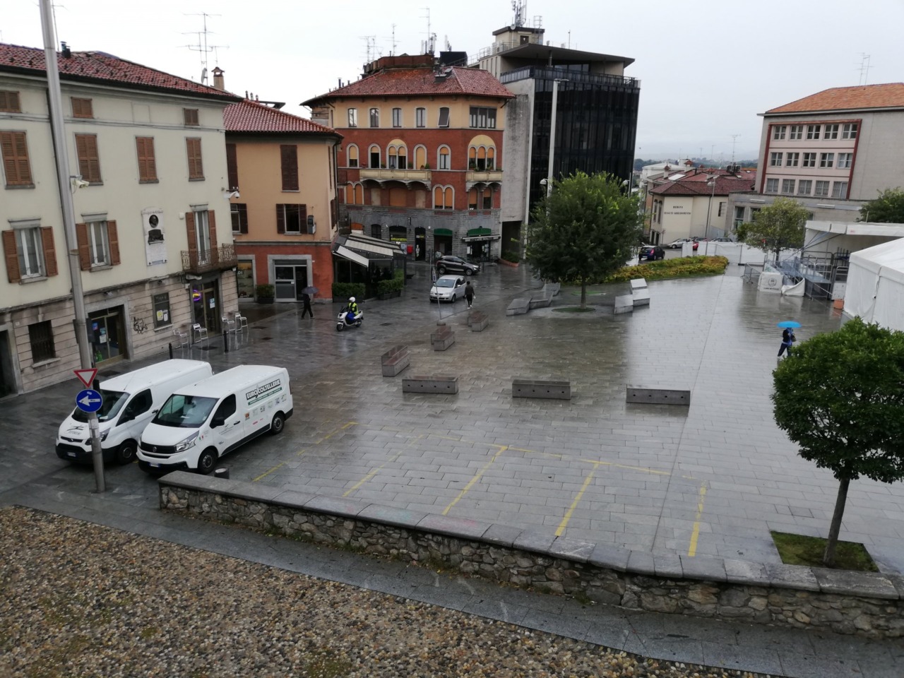 Presidio militare potenziato nel centro di Cantù durante la notte