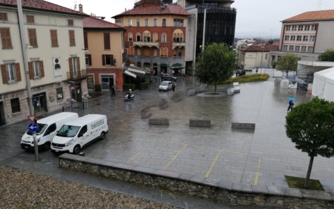 Presidio militare potenziato nel centro di Cantù durante la notte