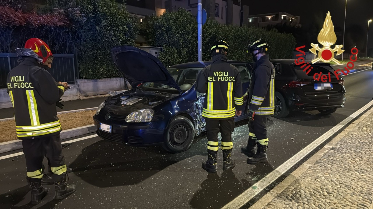 Scontro tra due auto provoca un ferito