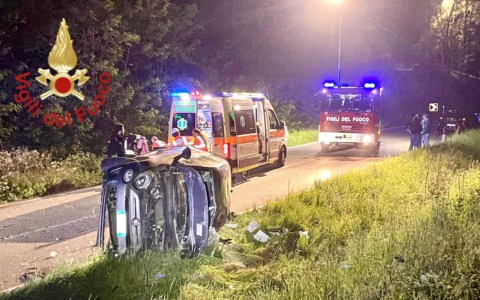 Una giovane sbalzata fuori dall’auto a Cadorago: condizioni critiche