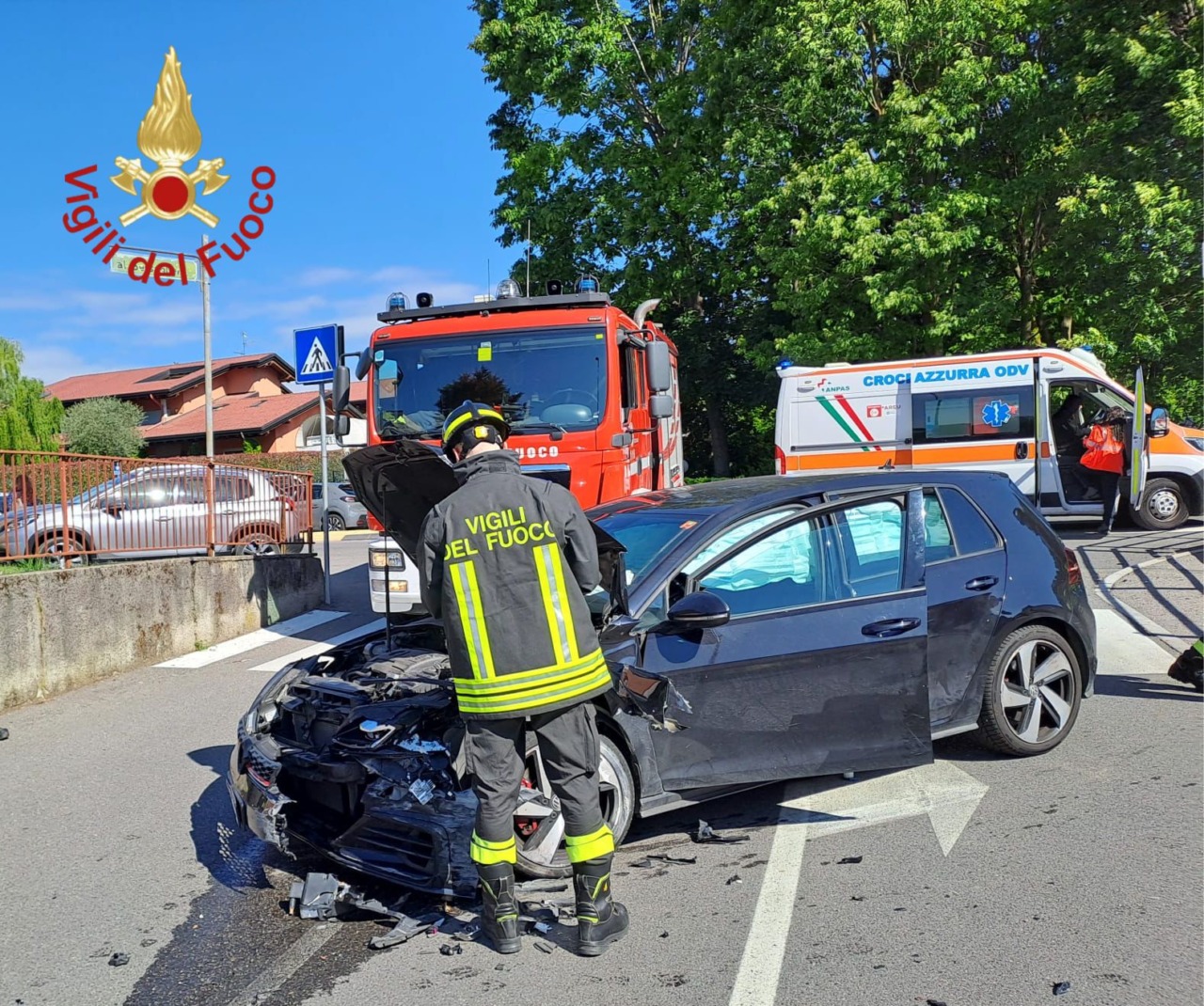 Auto contro un muro dopo una manovra evasiva