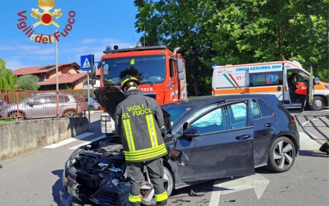 Auto contro un muro dopo una manovra evasiva