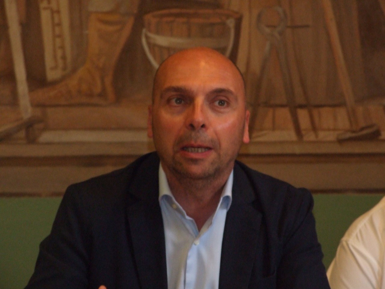 Claudio Bizzozero, ex sindaco di Cantù, denunciato per vigilanza illegale
