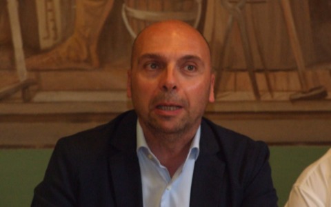 Claudio Bizzozero, ex sindaco di Cantù, denunciato per vigilanza illegale