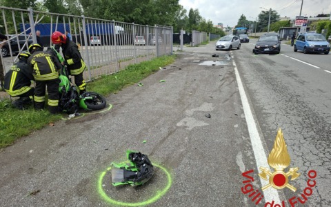 Incidente tra auto e moto, grave un motociclista di 29 anni