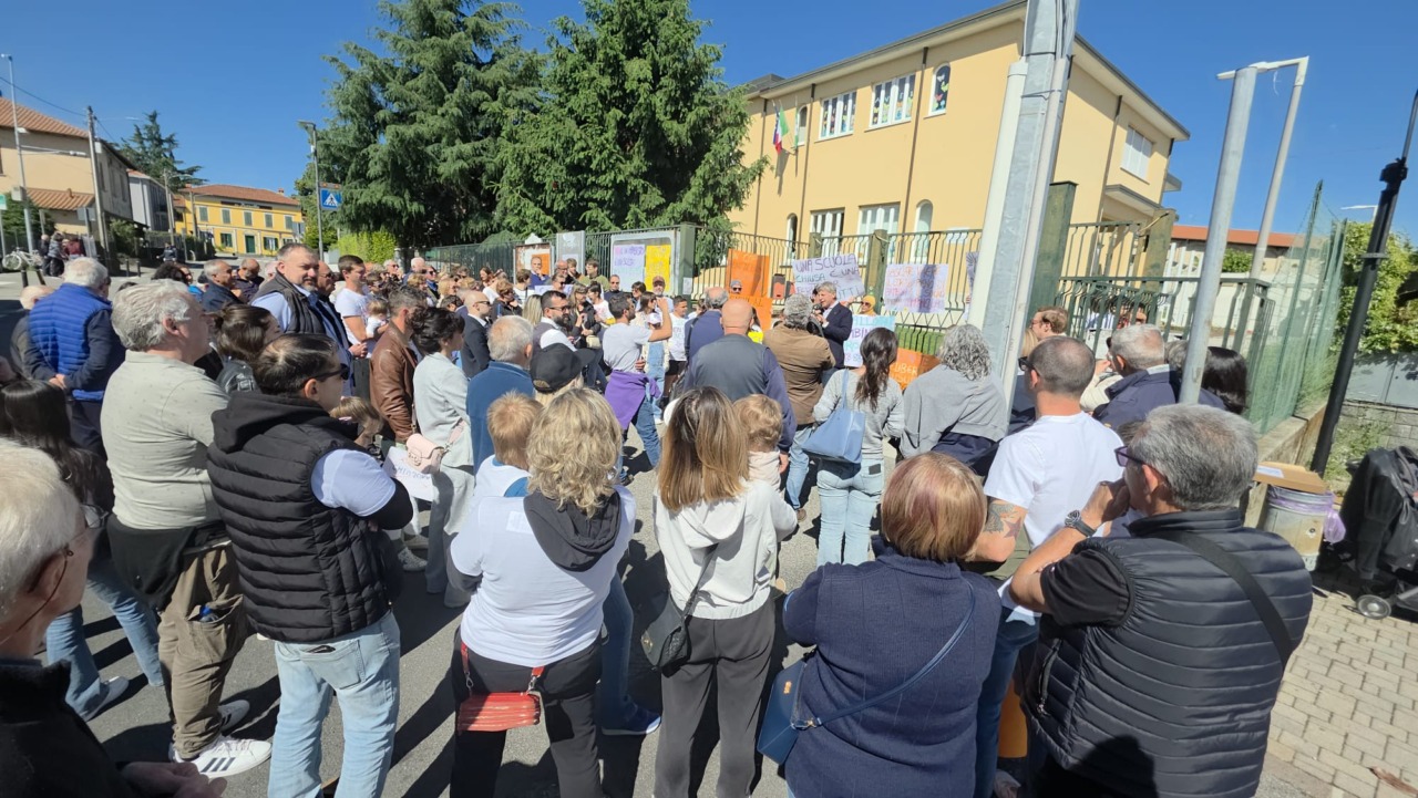 Manifestazione a Socco per salvare la scuola Rodari: genitori e cittadini in piazza
