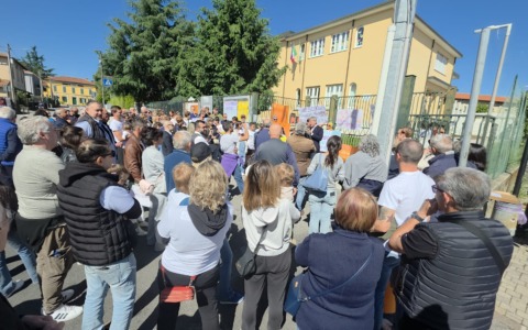 Manifestazione a Socco per salvare la scuola Rodari: genitori e cittadini in piazza
