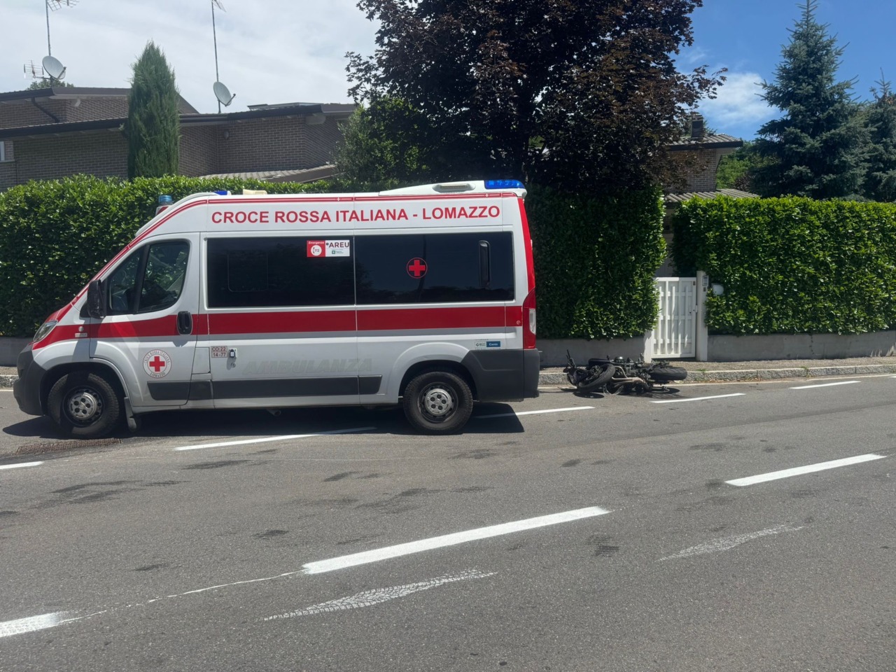 Scontro tra auto e motociclista, grave incidente a Carimate