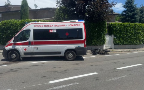 Scontro tra auto e motociclista, grave incidente a Carimate